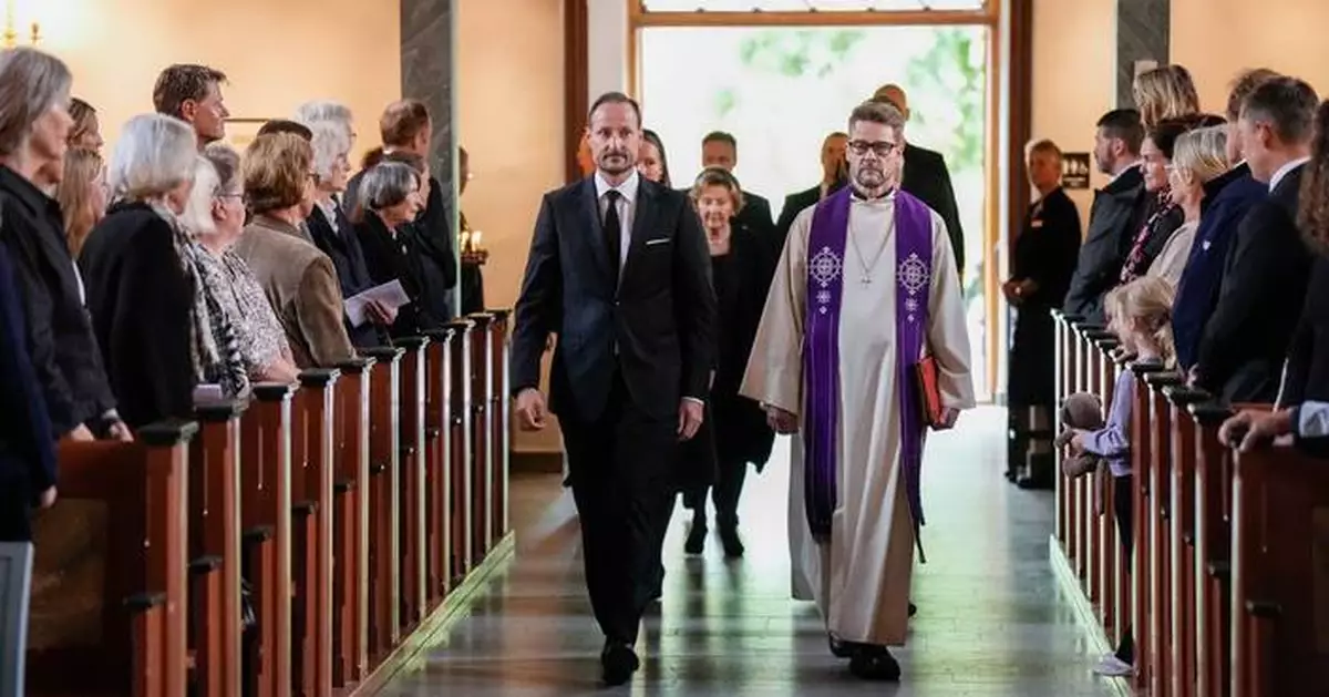 Norwegians line up at churches for emotional memorials remembering the late King Harald V
