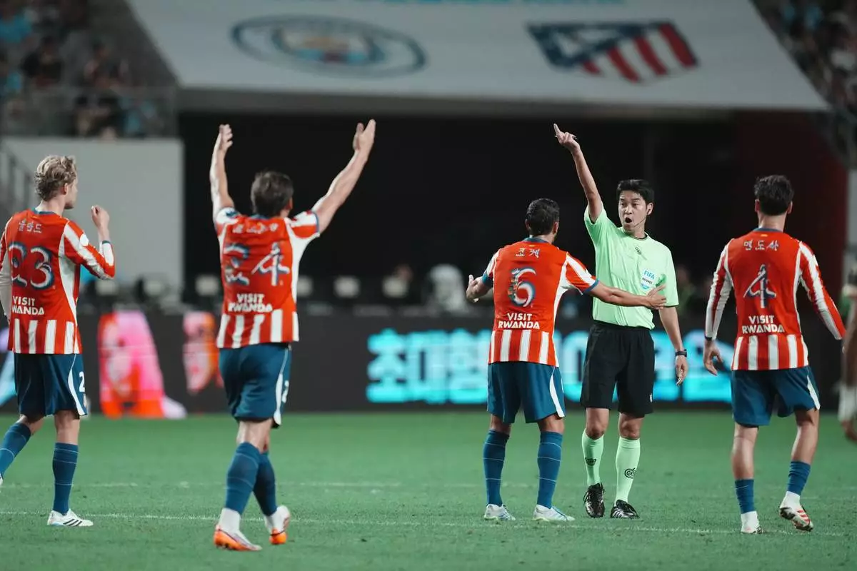 Atletico Madrid's Koke argues with referee Kim Jong-hyeok during the preseason friendly soccer match between Manchester City and Atletico Madrid in Seoul, South Korea, Sunday, Aug. 9, 2026. (AP Photo/Lee Jin-man)