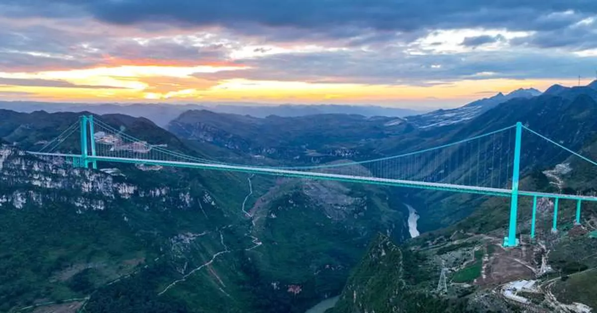 First summer vacation season after the opening of the world's highest bridge
