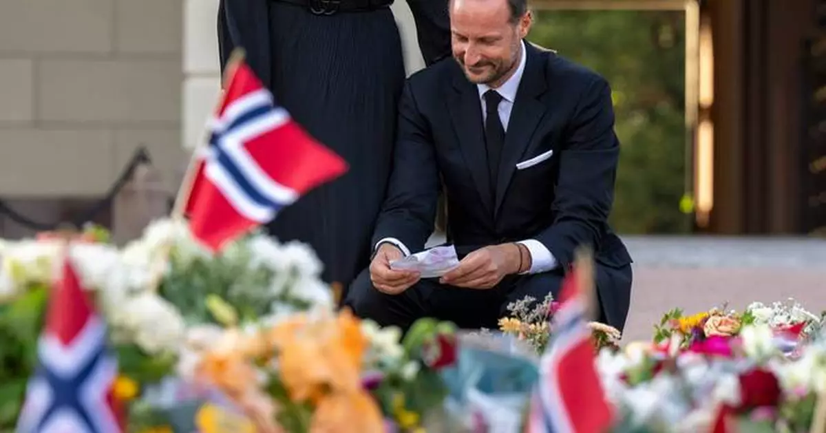 King Haakon VIII pledges an oath of allegiance to Norway's constitution as his father lies in state