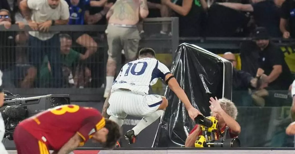 Inter salvages a 2-2 draw at Roma while Arsenal has a first loss and Dortmund goes top