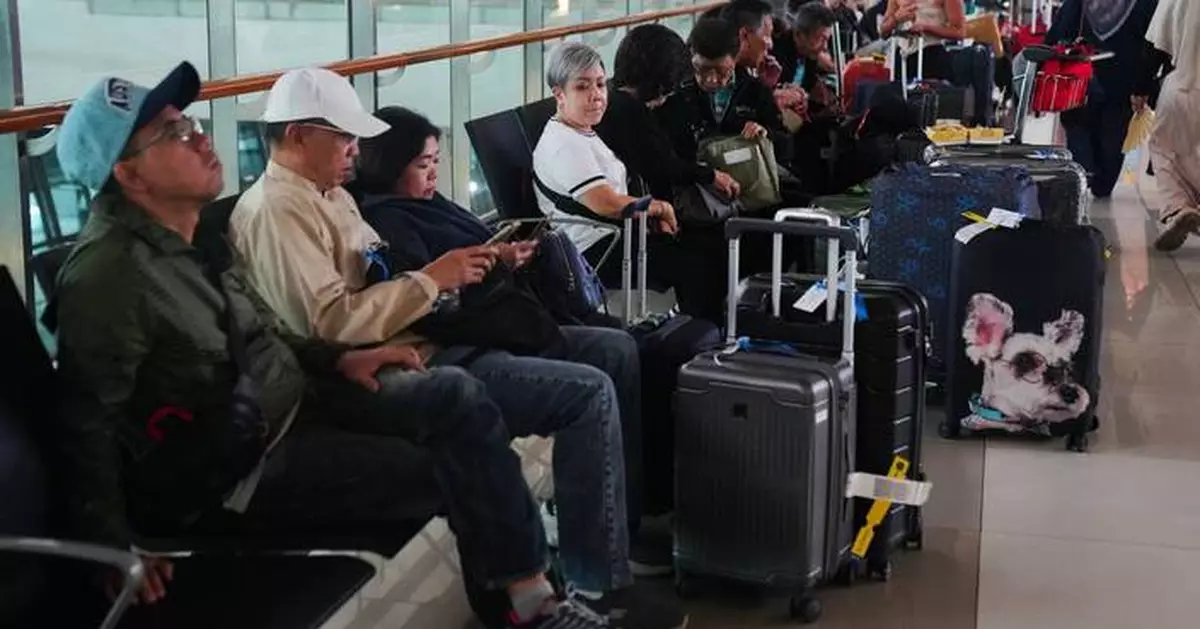 Indonesia cancels flights at Jakarta airport as Anak Krakatau volcano erupts