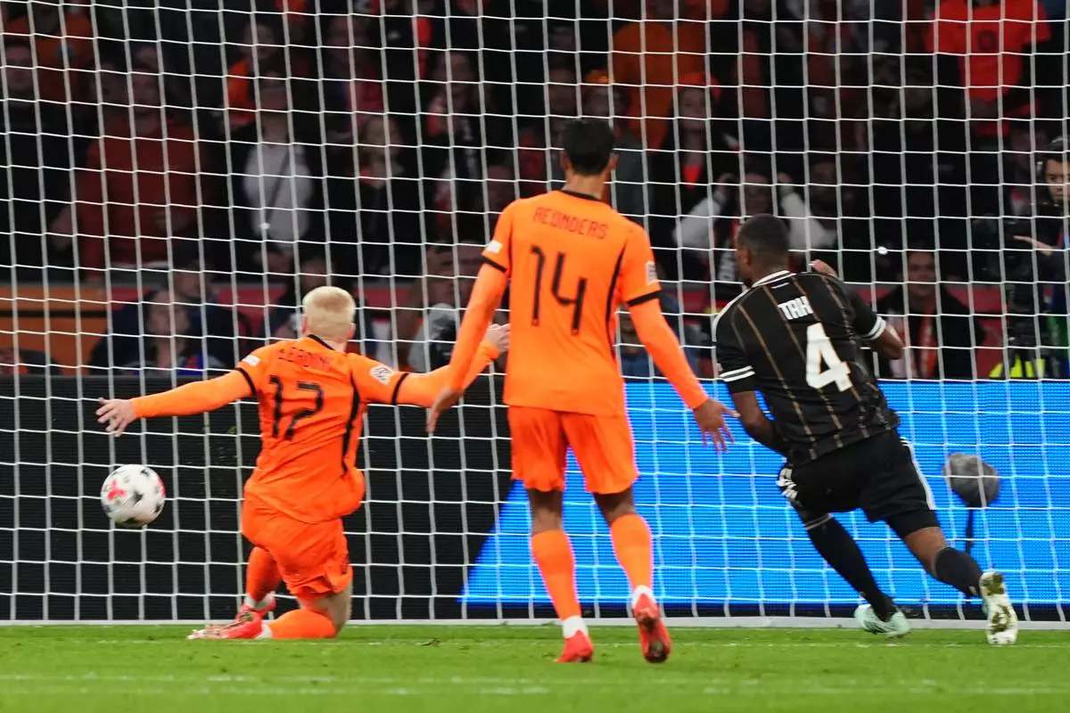 Mexx Meerdink, of the Netherlands, misses during the UEFA Nations League soccer match between the Netherlands and Germany in Amsterdam, Netherlands, Thursday, Sept. 24, 2026. (AP Photo/Martin Meissner)