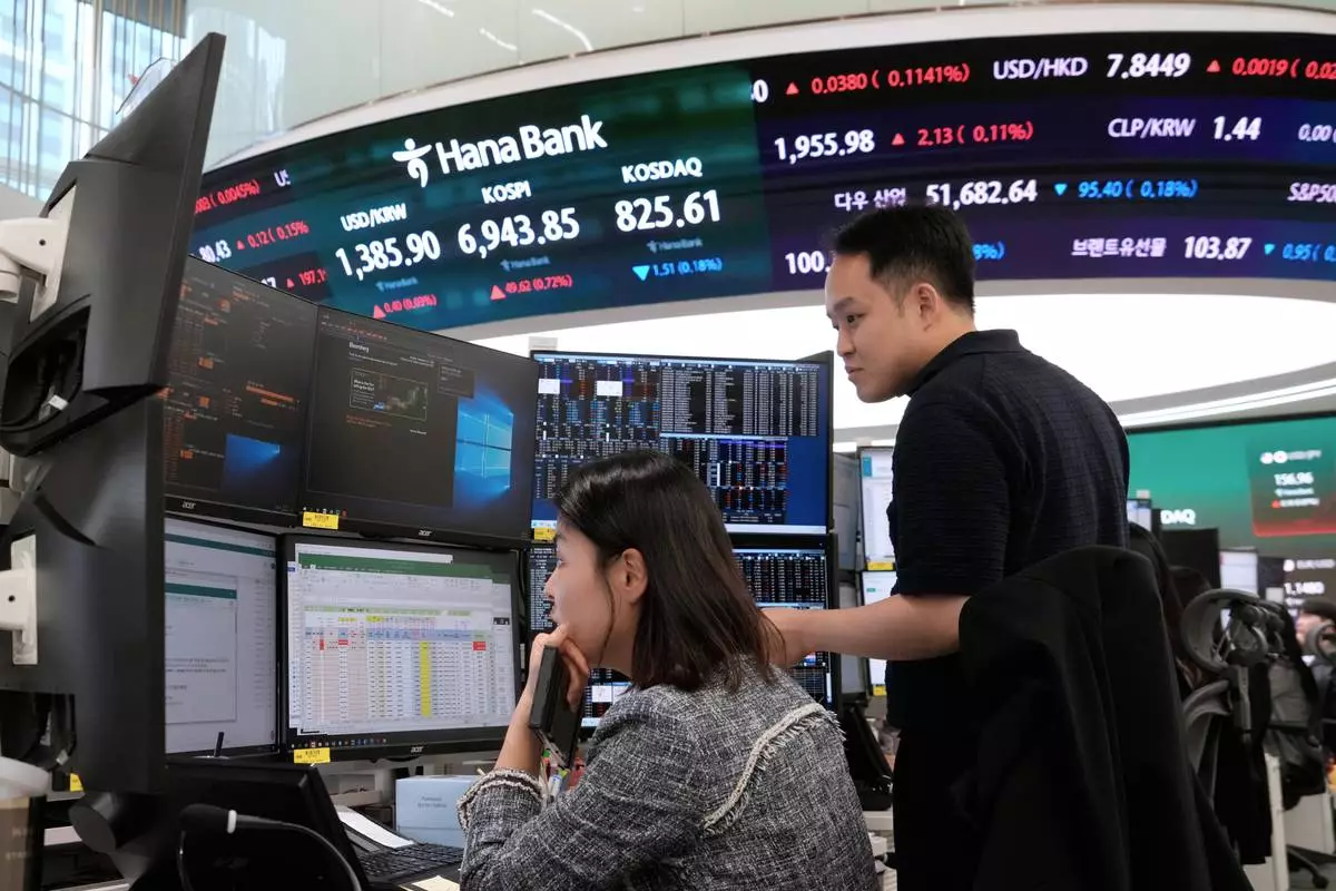 Currency traders work in the foreign exchange dealing room at the Hana Bank headquarters in Seoul, South Korea, Monday, Sept. 21, 2026. (AP Photo/Ahn Young-joon)