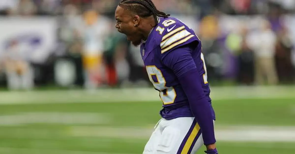 Vikings close with 29 straight points to beat rival Packers as Wentz replaces injured Murray