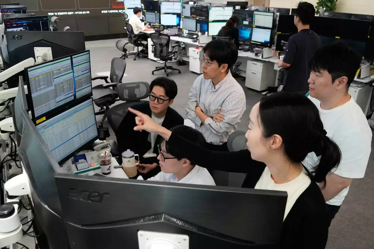 Currency traders work at the foreign exchange dealing room of the Hana Bank headquarters in Seoul, South Korea, Thursday, Sept. 17, 2026. (AP Photo/Ahn Young-joon)