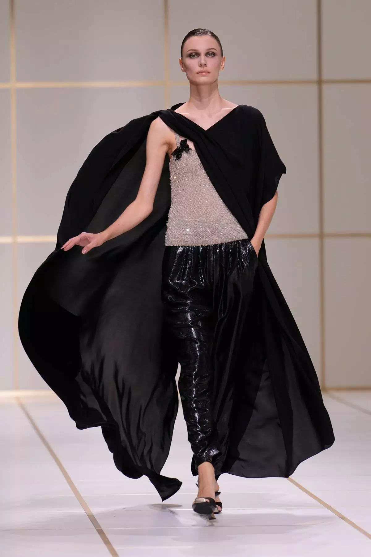 A model wears a creation part of the Giorgio Armani women's Spring-Summer 2027 collection, presented in Milan, Italy, Sunday, Sept. 27, 2026. (AP Photo/Luca Bruno)