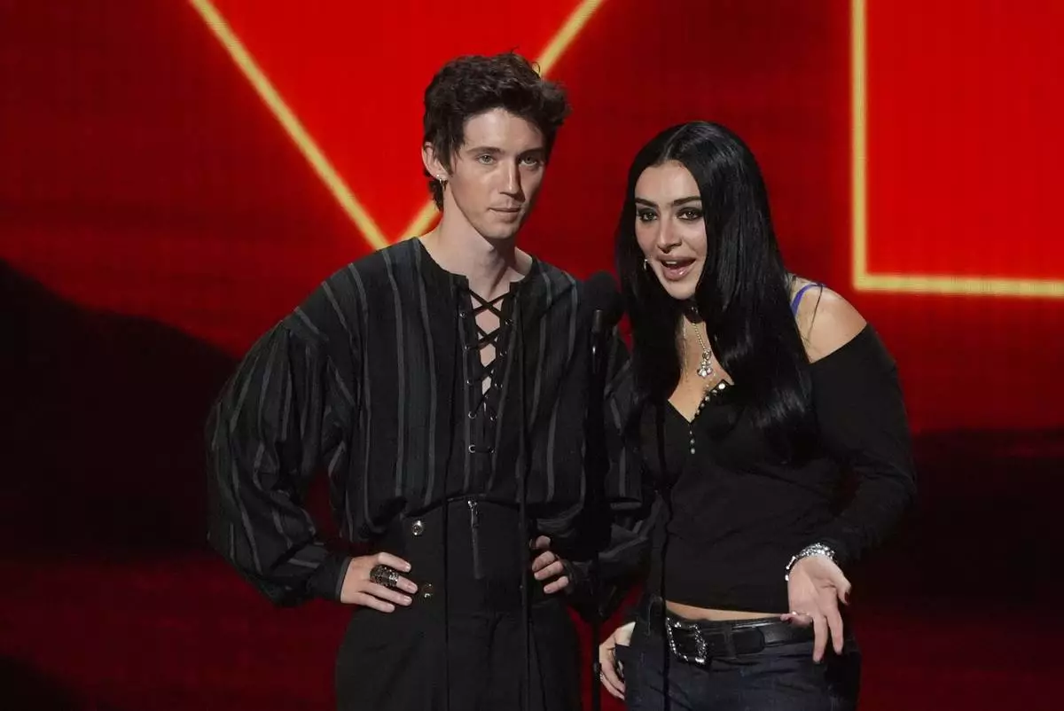 Troye Sivan, left, and Charli xcx present the award for best dance during the MTV Video Music Awards on Sunday, Sept. 27, 2026, at the Peacock Theater in Los Angeles. (AP Photo/Chris Pizzello)