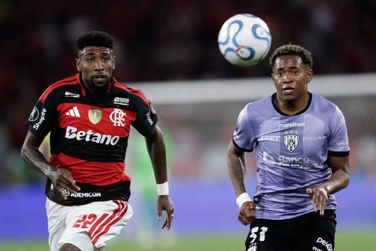 Emerson Royal of Brazil's Flamengo, left, and Emerson Pata of Ecuador's Independiente del Valle eye the ball during a Copa Libertadores quarterfinal second leg soccer match in Rio de Janeiro, Thursday, Sept. 17, 2026. (AP Photo/Bruna Prado)