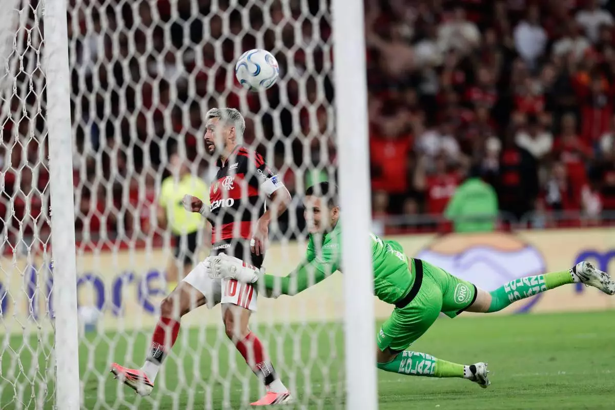 Giorgian De Arrascaeta of Brazil's Flamengo, left, scores his side's opening goal against Ecuador's Independiente del Valle during a Copa Libertadores quarterfinal second leg soccer match in Rio de Janeiro, Thursday, Sept. 17, 2026. (AP Photo/Bruna Prado)