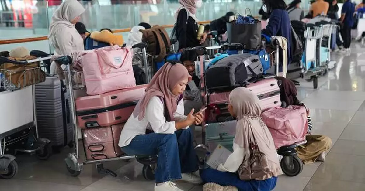 Flights to and from Indonesia’s capital resume after volcanic eruption forced a 2-day closure