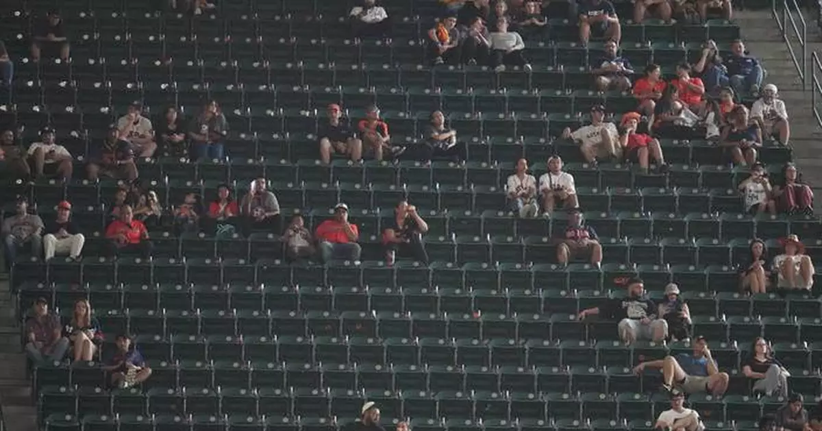 Sparse crowd, empty seats greet .500 Astros for wild-card opener vs White Sox