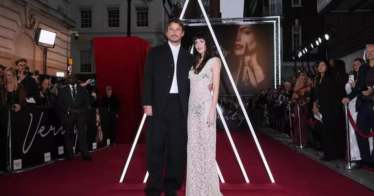 'Verity' puts Anne Hathaway, Dakota Johnson and Josh Hartnett in a steamy Colleen Hoover thriller