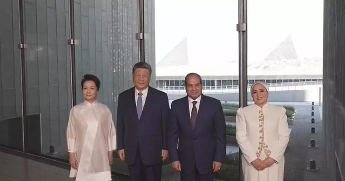 Xi, Peng Liyuan visit Grand Egyptian Museum