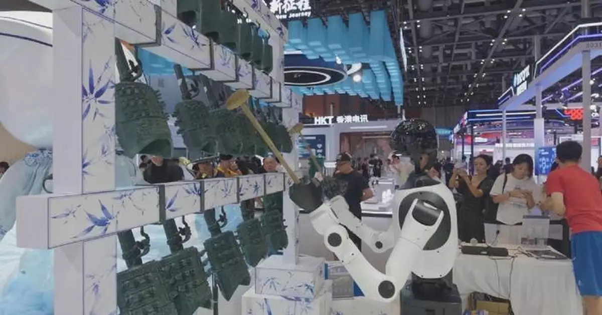 Humanoid robots demonstrate full-chain technological evolution at 2026 CIFTIS in Beijing