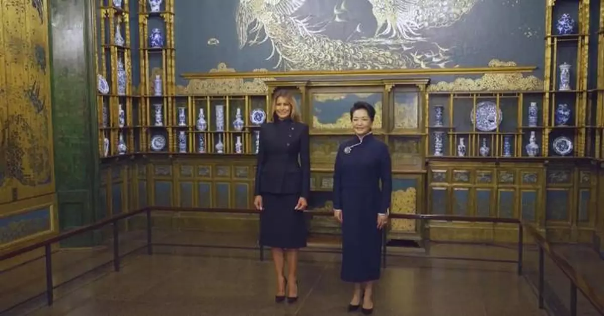 Chinese, U.S. first ladies visit National Museum of Asian Art
