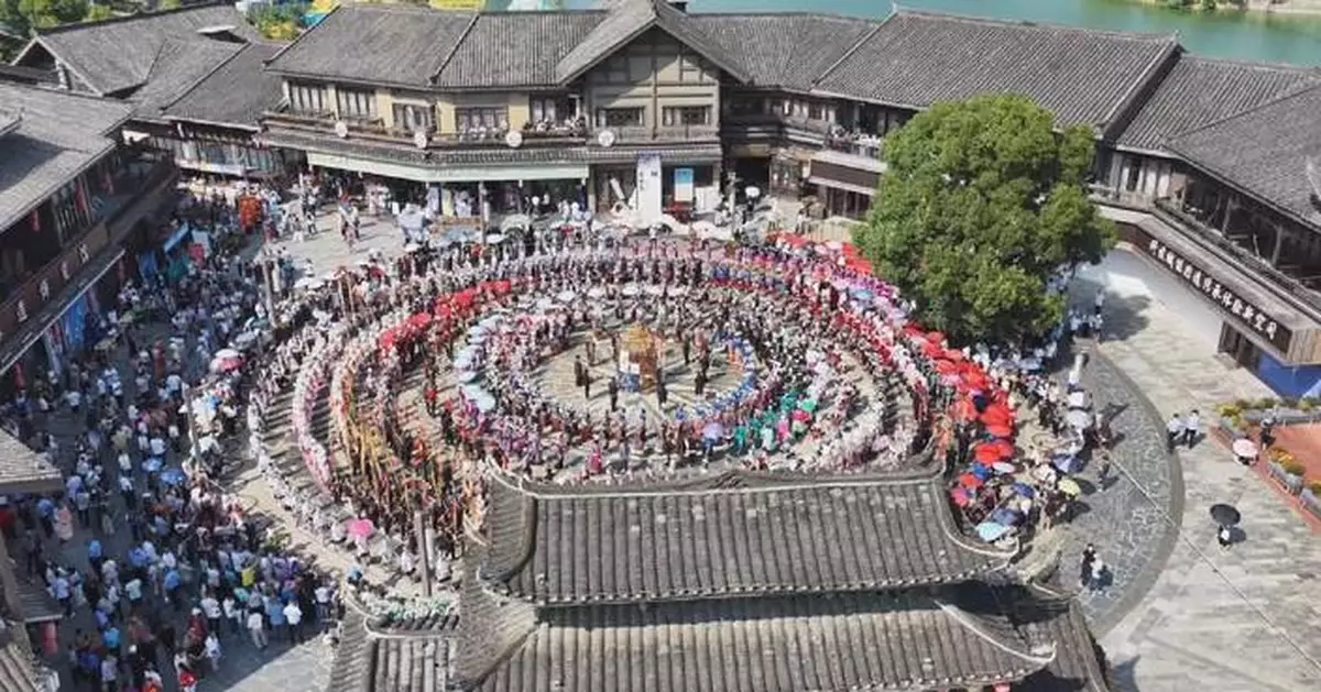 Traditional cultural events draw mid-autumn crowds, boost spending in China