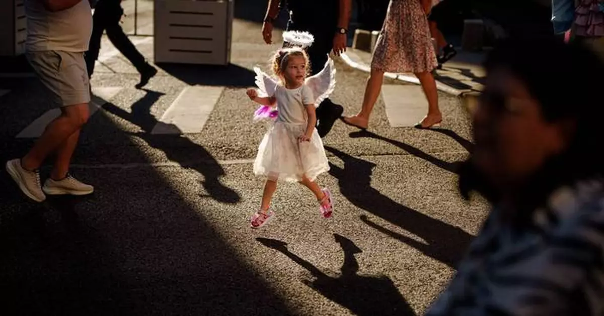 How a photographer sees images of daily life as a unifying force