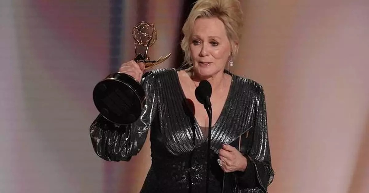 Jean Smart makes Emmy history with fifth straight 'Hacks' win