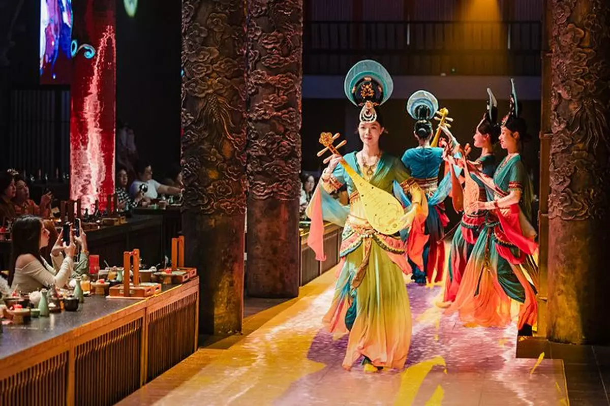 600 RMB a Meal: Why Foreign Tourists Are Still Rushing to Try China's "Immersive Dining"
