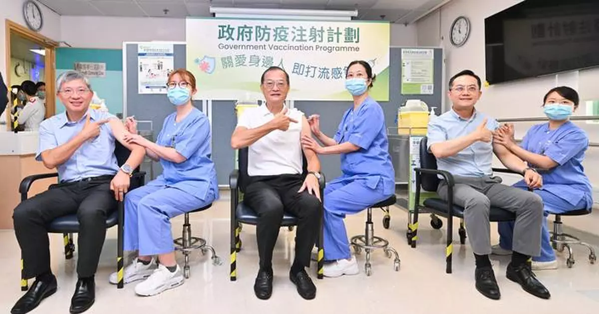 Health Secretary Receives Influenza Vaccine, Urges Public to Get Vaccinated Early This Season