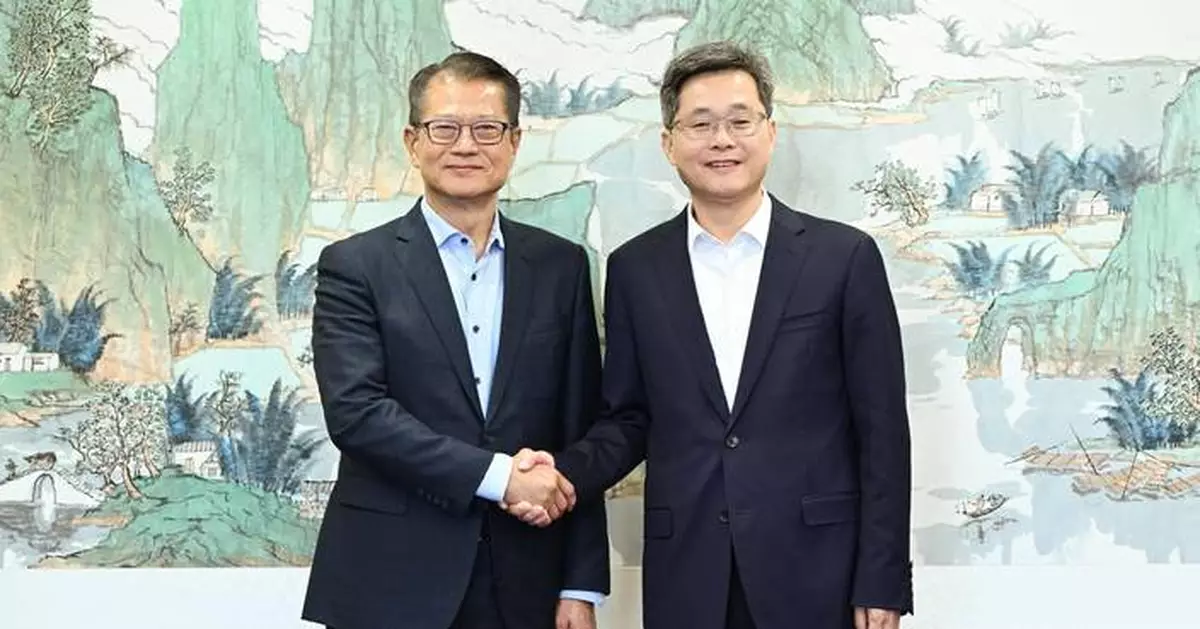 Paul Chan Discusses Economic Cooperation and Financial Development During Beijing Meetings