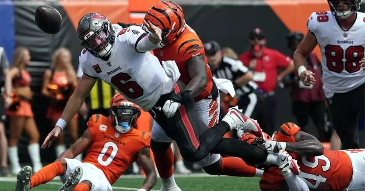 Bengals force 4 turnovers, Burrow throws for TD in 33-27 win over the Buccaneers