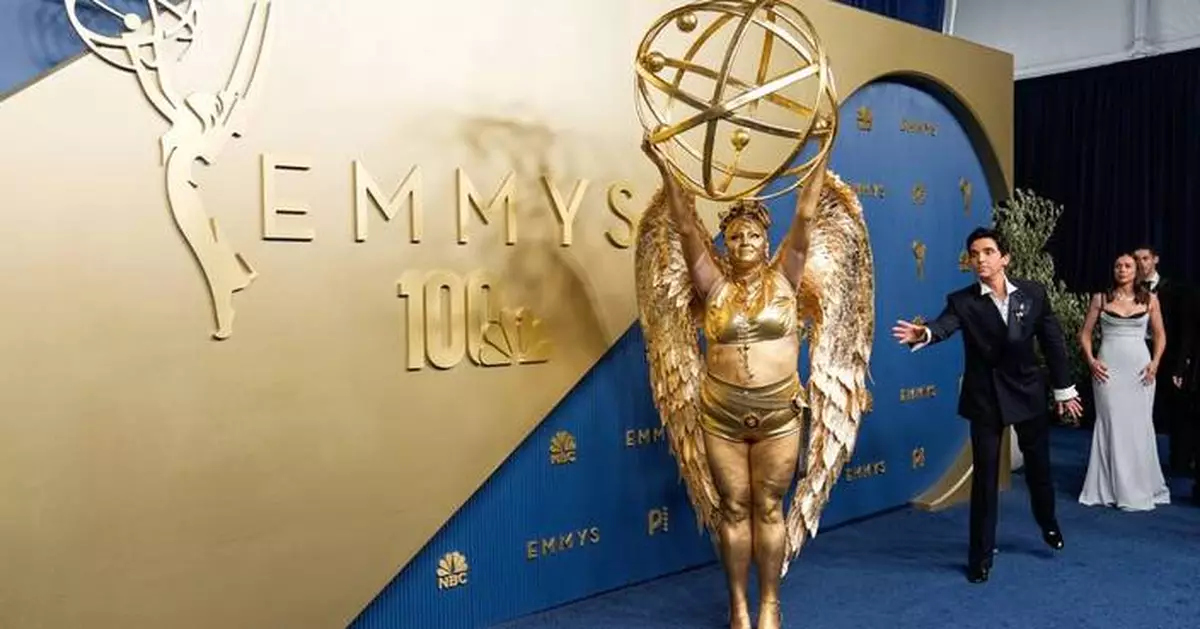 Emmy Awards highlights: Mariska Hargitay sings, Smart wins and an actor dressed as, yes, an Emmy