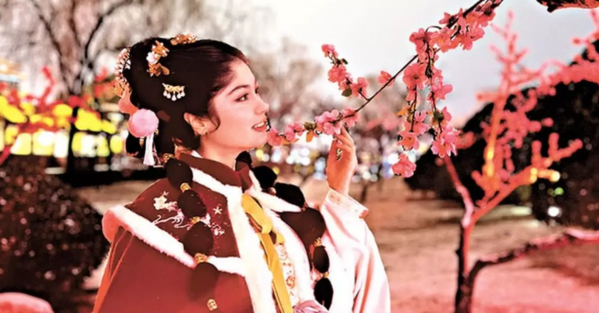 Foreigners Are Rushing to Wear It: How Hanfu Went from Traditional Attire to Global Fashion Statement