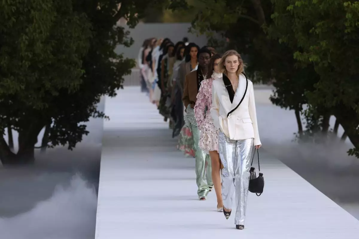Models wear creations as part of the Christian Dior Womenswear Spring Summer 2027 collection presented in Paris, France, Tuesday, Sept. 29, 2026. (AP Photo/Thomas Padilla)