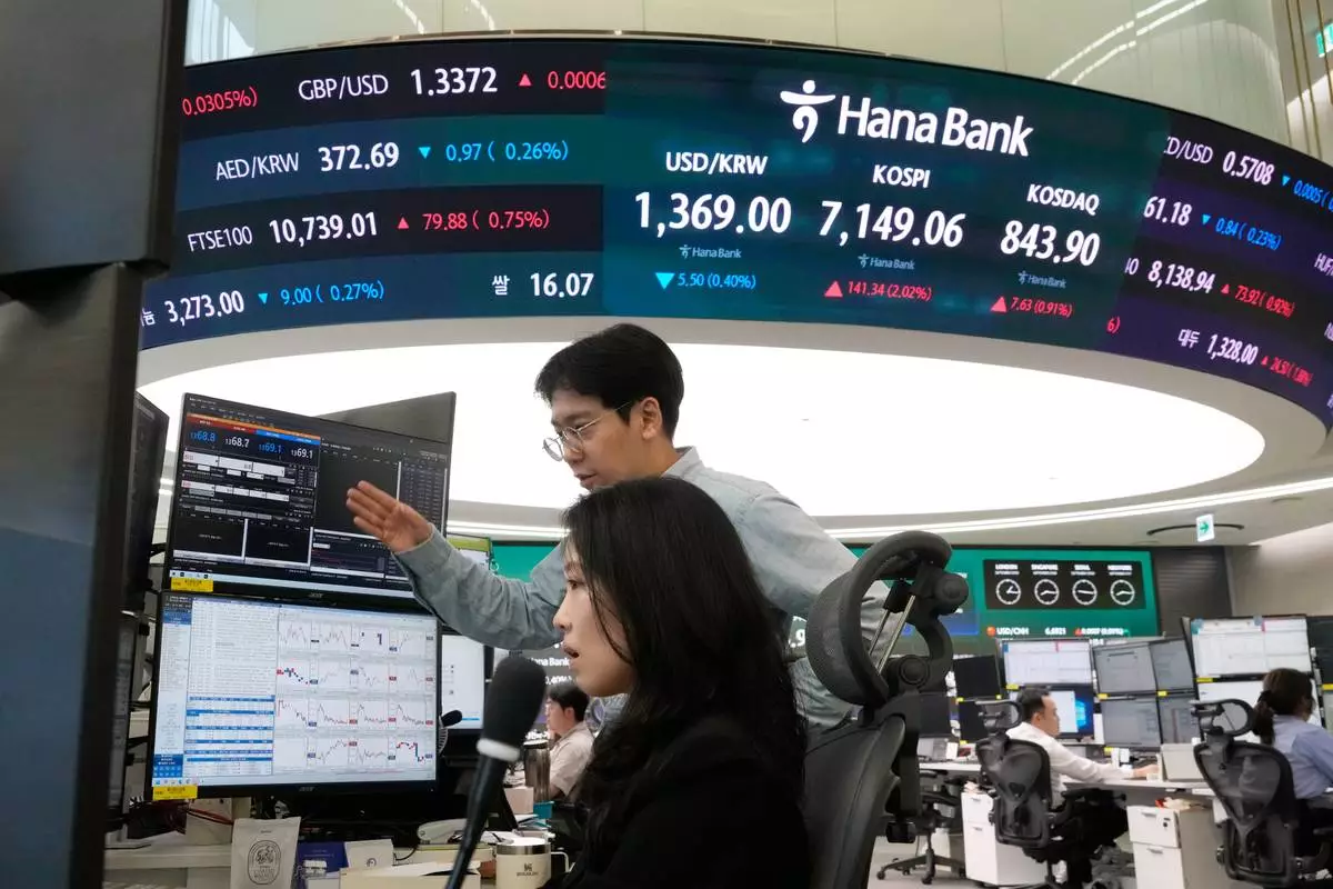Currency traders work at the foreign exchange dealing room of the Hana Bank headquarters in Seoul, South Korea, Tuesday, Sept. 22, 2026. (AP Photo/Ahn Young-joon)
