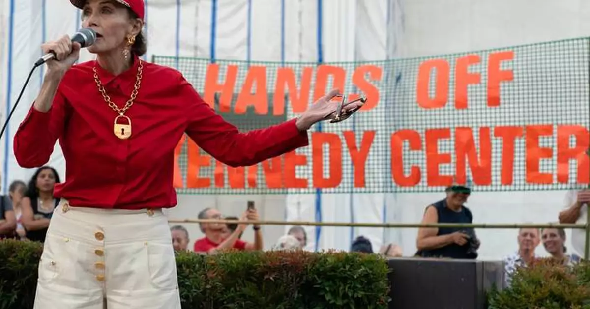 Thousands join protest outside Kennedy Center, expressing concern that Trump might tear it down