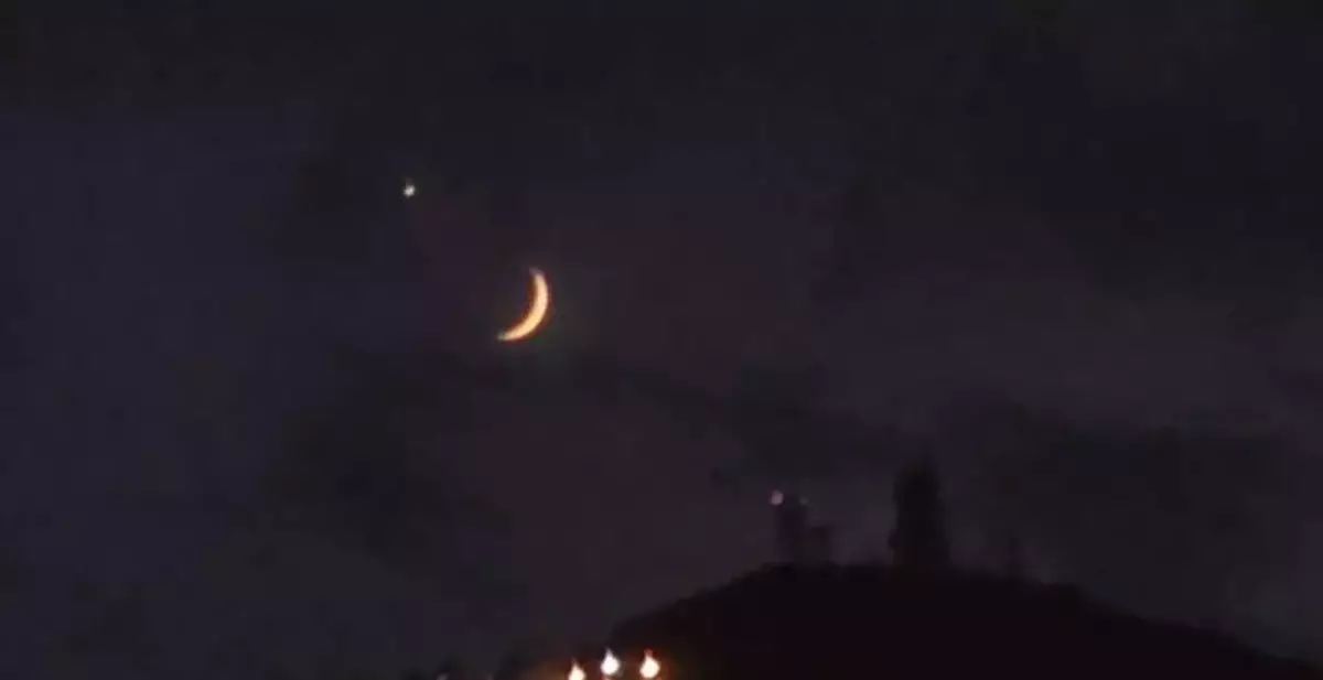 "Venus Meets Moon": Celestial Spectacle Lights Up Hong Kong Skies on Monday Night