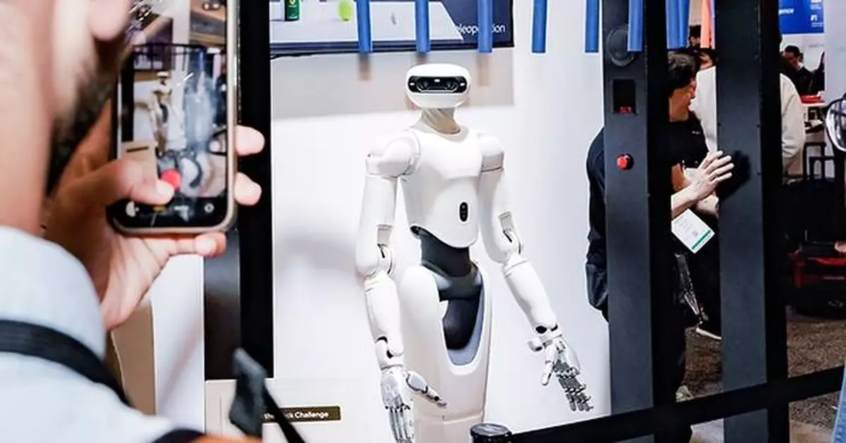 Sharpa Unveils Three Flagship Products: D01 Robot, W02 Dexterous Hand and AE01 Data Glove at IROS 2026