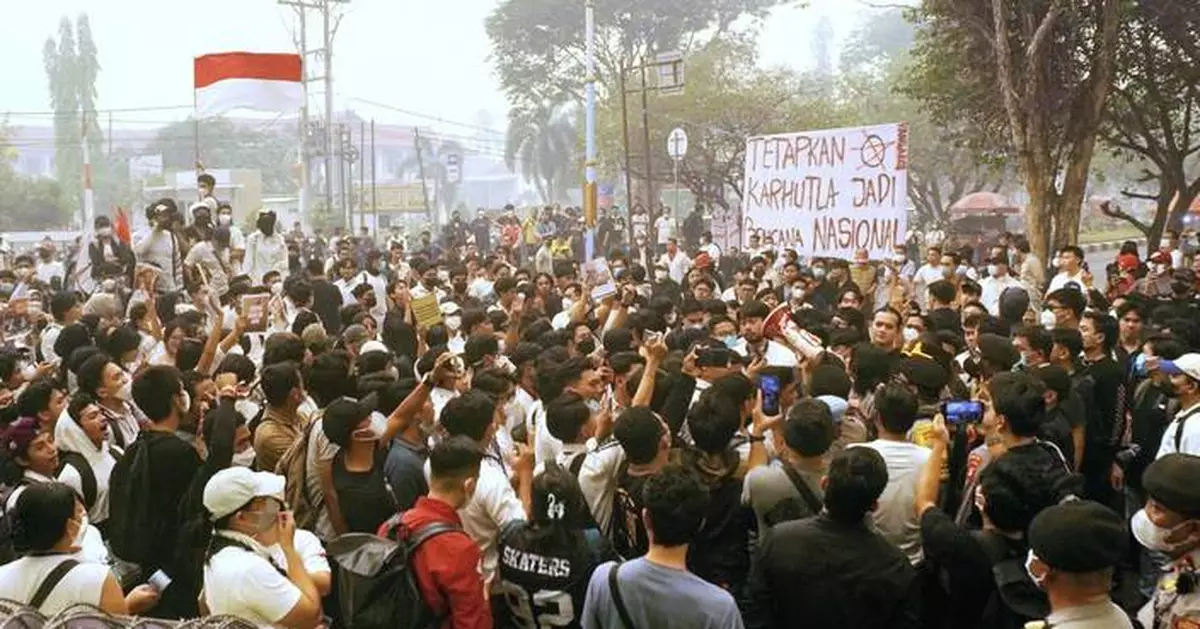 Southeast Asia's worst haze in over a decade sparks student protests