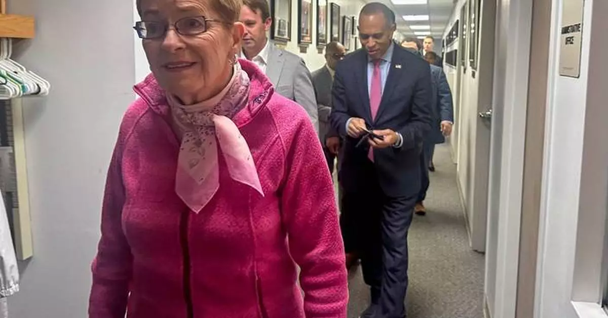 Jeffries likes Democrats' chances in race for the House as he campaigns in Ohio