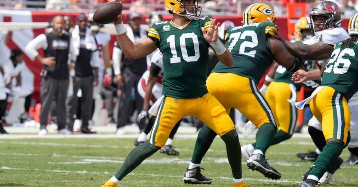 Jordan Love throws 2 touchdown passes, Packers edge Buccaneers 17-14