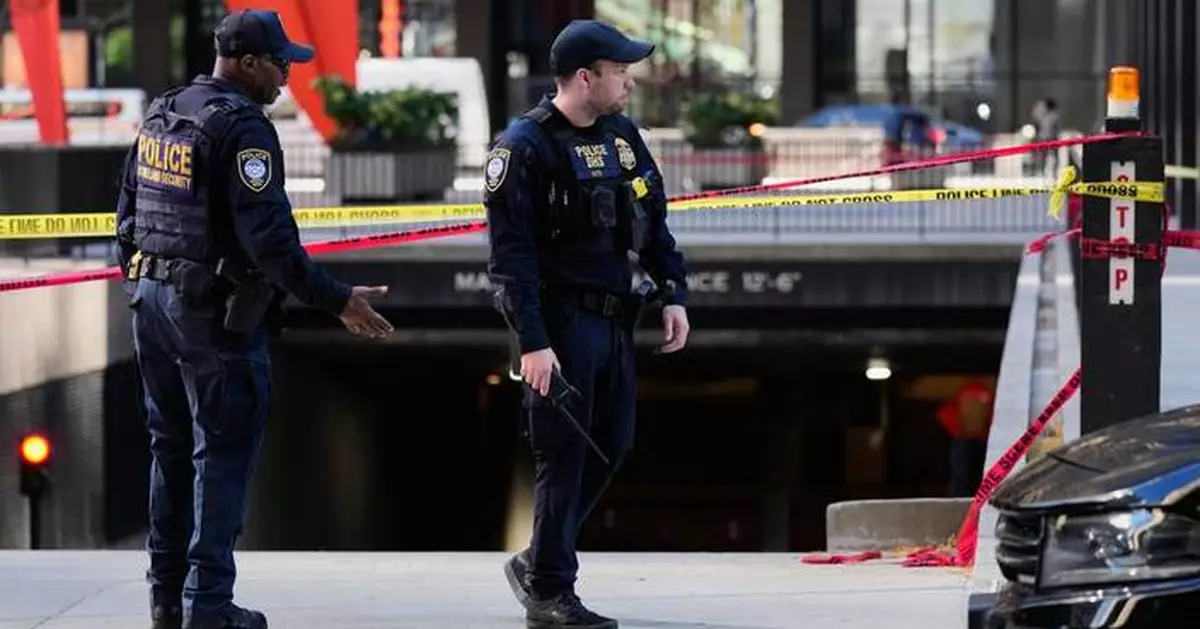 Chicago police take man in custody after shots fired outside federal building, no one was injured