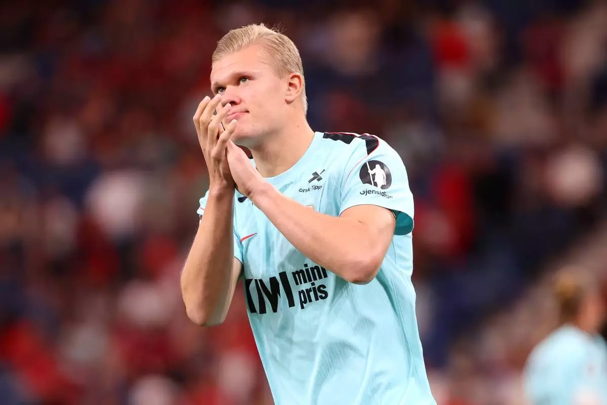 Norway's Erling Haaland claps his hands during warmup before the Nations League soccer match between Portugal and Norway in Porto, Portugal, Sunday, Oct. 4, 2026. (AP Photo/Luis Vieira)
