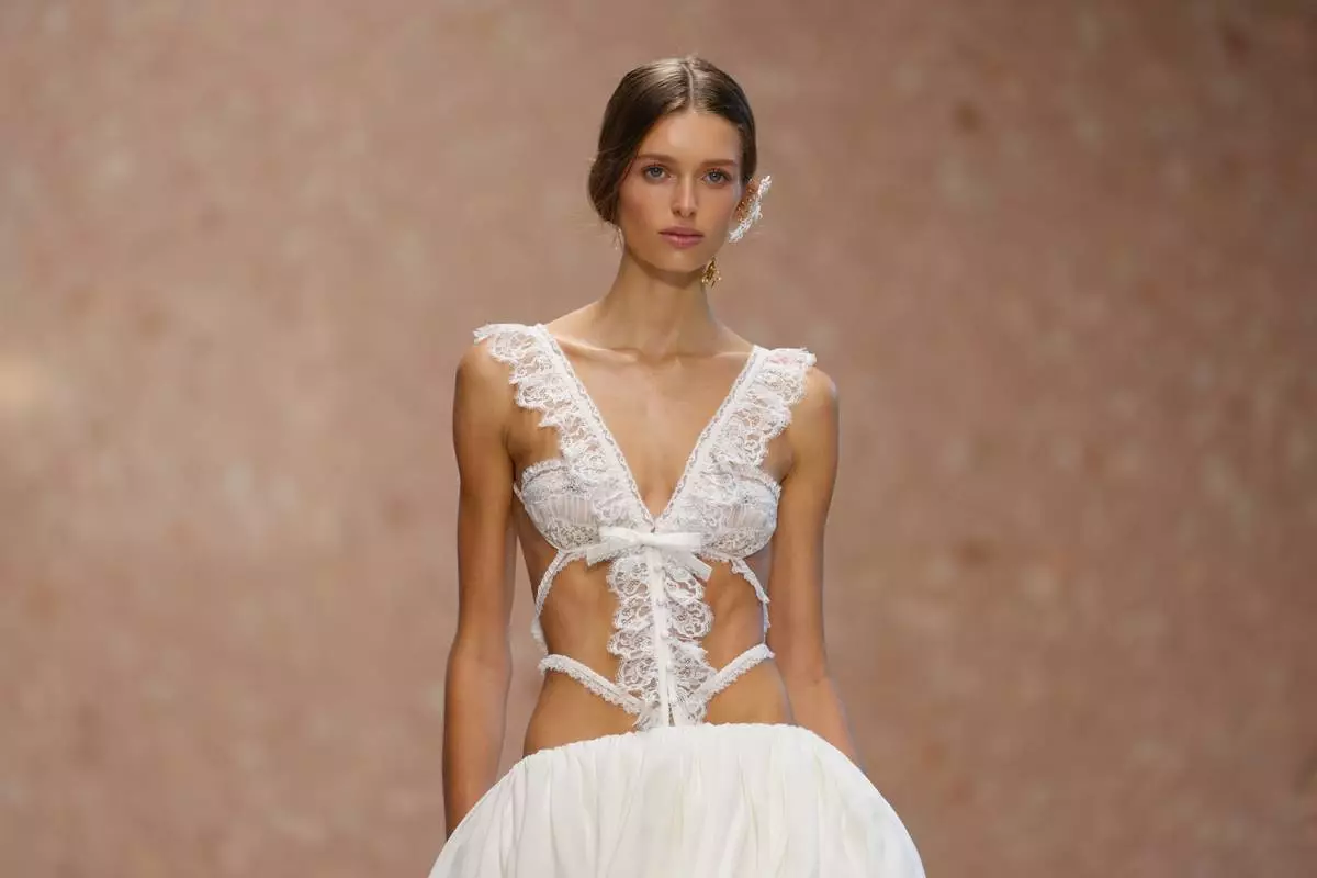 A model wears a creation as part of the Chloe Womenswear Spring Summer 2027 collection presented in Paris, France, Thursday, Oct. 1, 2026. (AP Photo/Aurelien Morissard)