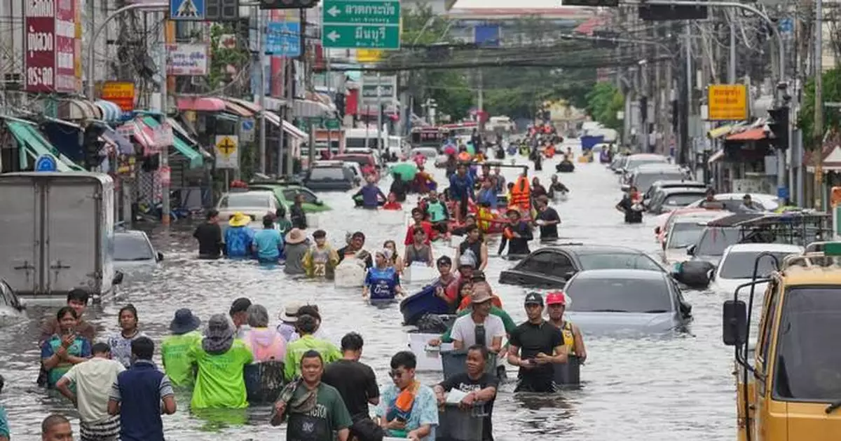 A truck and a wide-angle: How photographer captured the full scale of Bangkok's floods