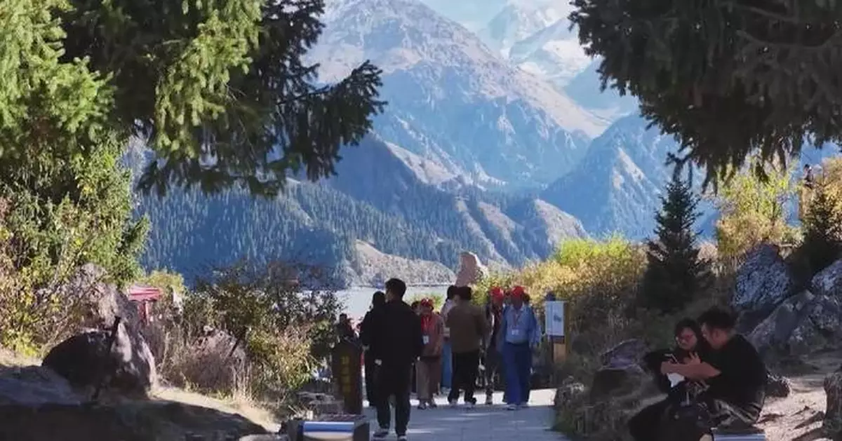 Holidaymakers flock to China's scenic, cultural sites over National Day break