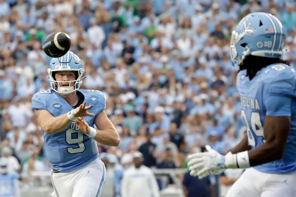 North Carolina quarterback Billy Edwards Jr. (9) throws a touchdown pass to tight end Shamar Easter (84) during the first half of an NCAA college football game against Notre Dame, Saturday, Oct. 3, 2026, in Chapel Hill, N.C. (AP Photo/Chris Seward)