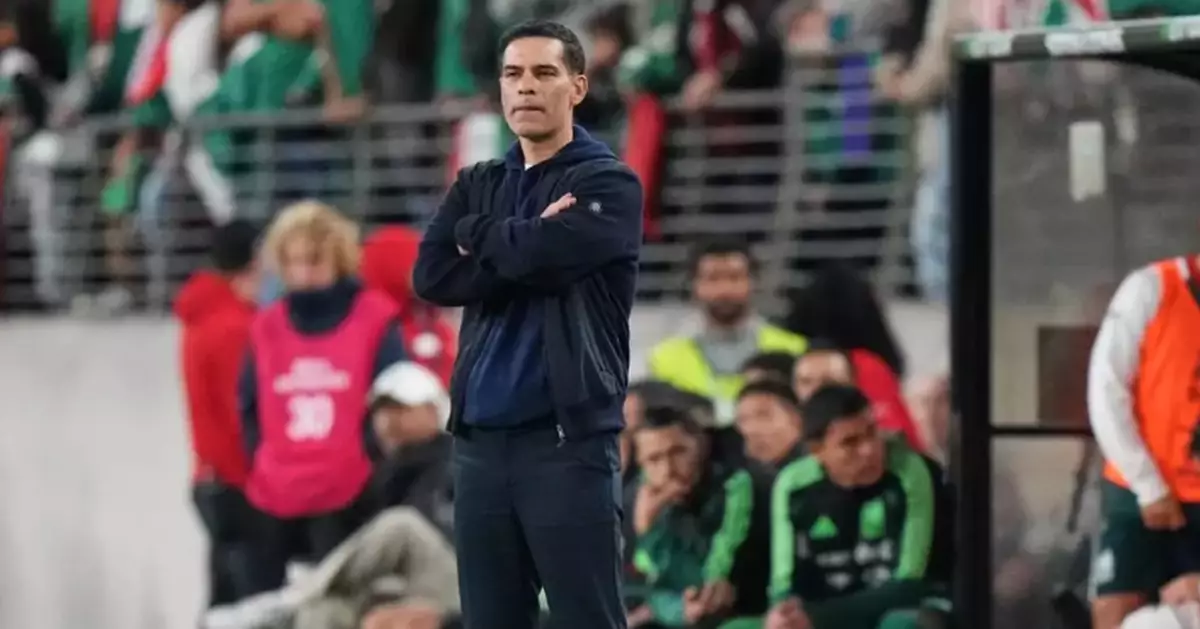 Chile strikes twice after halftime to beat Mexico 2-0. Woes deepen for Márquez