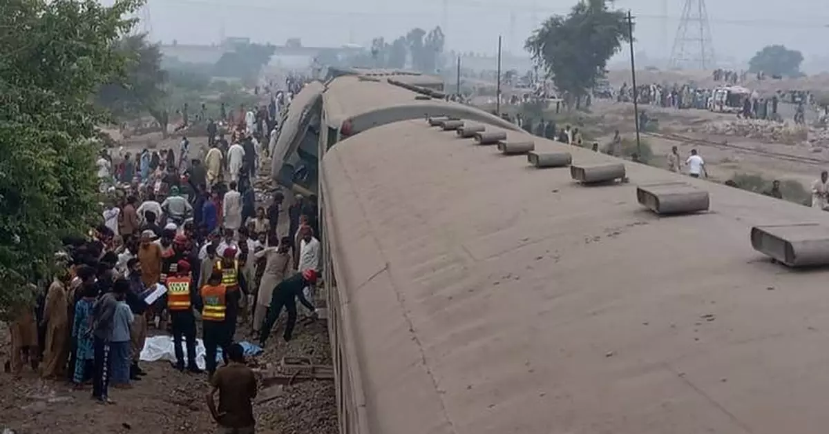 Passenger train derails in central Pakistan, killing at least 4 people and injuring 30