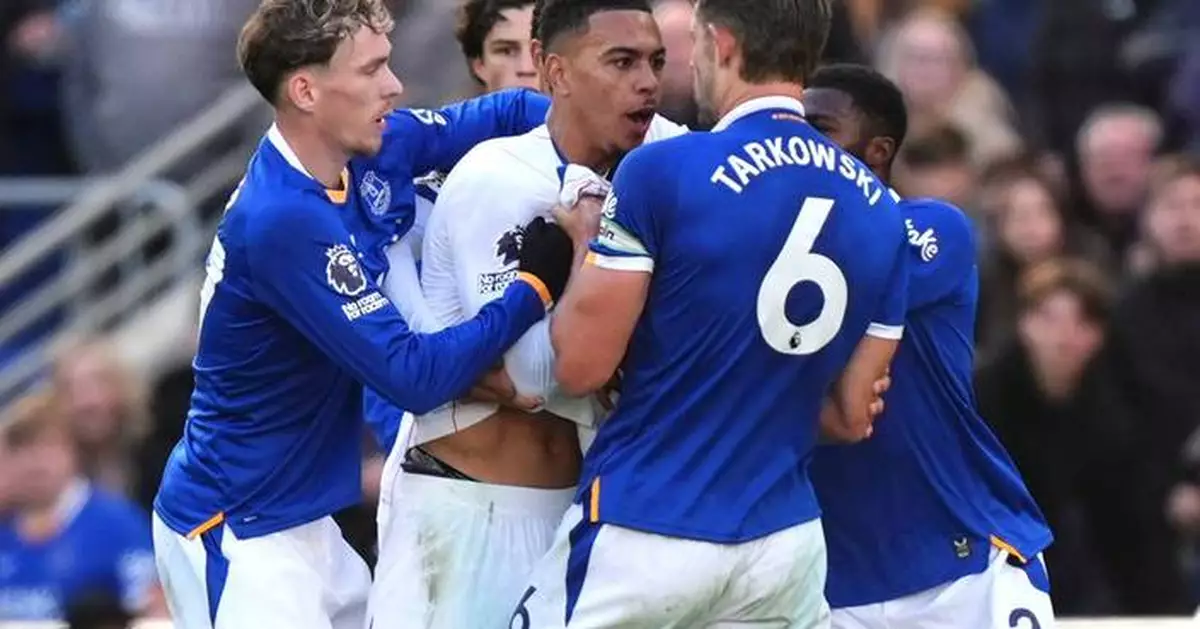 Neto double earns Chelsea a win at Everton in Premier League amid head-injury concern for Martinez