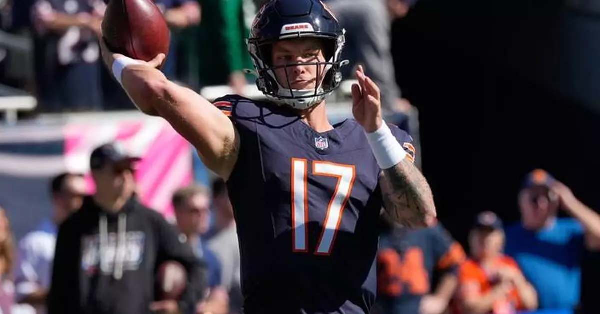 Case Keenum starts at quarterback for the Bears before Tyson Bagent takes over after 1 play