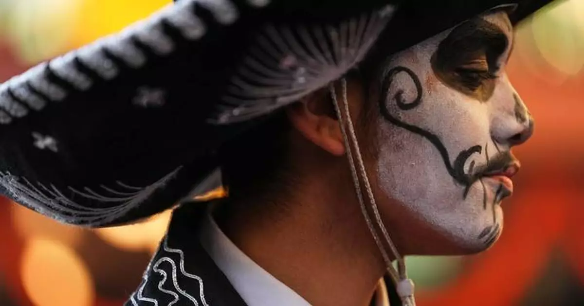 Photos show Día de Muertos celebration at Seattle’s Pike Place Market