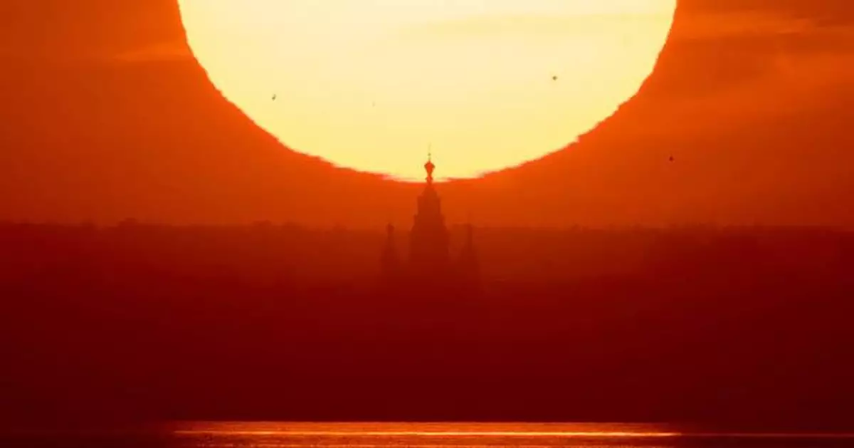 A rare clear sky delivers Lovetsky’s long-awaited sunset shot over St. Petersburg