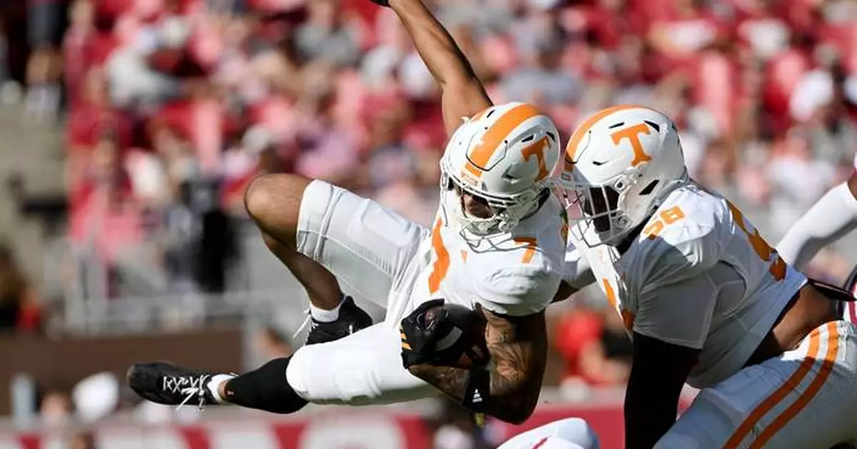 No. 15 Tennessee rallies in 4th quarter to beat Arkansas 24-17